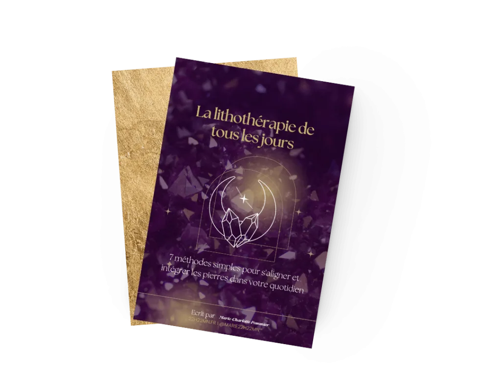Couverture du guide “La lithothérapie de tous les jours” : une lecture recommandée pour débuter en lithothérapie, présentée sur fond violet orné de cristaux, avec un logo lotus et lune lumineux, accompagnée d’une enveloppe dorée.