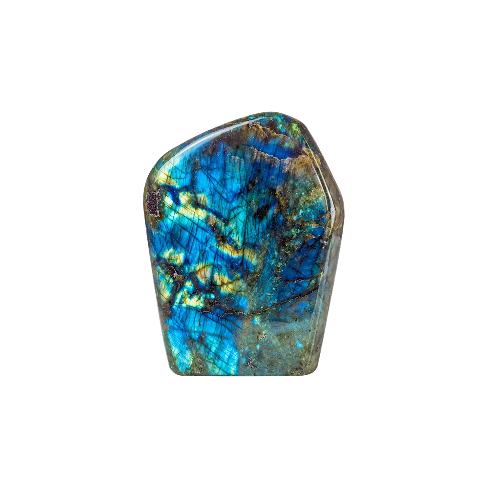 Pierre de labradorite polie, aux reflets iridescents bleu électrique, turquoise et doré. Sa forme asymétrique évoque un galet taillé en obélisque aplatie, avec des inclusions sombres et des veines noires qui traversent la surface. L'effet de labradorescence illumine la pierre, créant une impression de lumière mouvante sous la surface.
